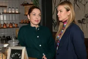 Nina (Maria Wedig, l.) erkl&auml;rt Jessica (Nina Ensmann), dass sie weiter um Tonis Vertrauen k&auml;mpfen will.