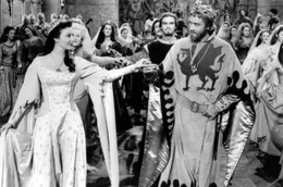 K&ouml;nigin Guinevere (Ava Gardner) und K&ouml;nig Artus (Mel Ferrer) beim Tanz