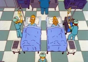 Homer (l.) wird auf eine Operation vorbereitet, weil er seinem Vater eine Niere spenden soll. Allerdings nimmt Homers egoistisches Wesen im letzten Augenblick &uuml;berhand, und statt die Niere zu spenden, macht sich Homer auf und davon.