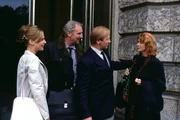 11. Nach dem Scheidungstermin scheinen alle gl&uuml;cklich: sowohl die frisch geschiedenen Liane (Nele Mueller-St&ouml;fen, links) und Toni (Karl Kranzkowski, 2. von rechts), als die noch verheirateten Carla (Senta Berger, ganz rechts) und Fritz (G&uuml;nther Maria Halmer, 2. von links).