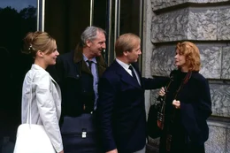 11. Nach dem Scheidungstermin scheinen alle gl&uuml;cklich: sowohl die frisch geschiedenen Liane (Nele Mueller-St&ouml;fen, links) und Toni (Karl Kranzkowski, 2. von rechts), als die noch verheirateten Carla (Senta Berger, ganz rechts) und Fritz (G&uuml;nther Maria Halmer, 2. von links).