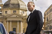 Kommandant Richter (Stellan Skarsg&aring;rd), Oberst der Schweizergarde, ahnt nicht, dass der Feind mitten unter ihnen weilt ...