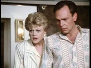 Jessica Fletcher (Angela Lansbury) und Avery Burns (Jake Jacobs) finden die Sportjournalistin Loretta Lee in ihrem Zimmer tot vor.
