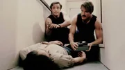 Nick (Joe Penny, l.) und Cody (Perry King, r.) haben den Kameramann Guido &uuml;berw&auml;ltigt, der die Guirilini-Expedition sabotiert hat.