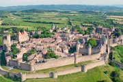 Zwei Mauerringe umschlie&szlig;en die Burg Carcassonne.