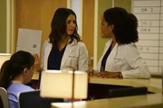 Machen sich Gedanken, wie es mit Meredith und Nathan weitergehen wird: Amelia (Caterina Scorsone, M.) und Maggie (Kelly McCreary, r.) ...
