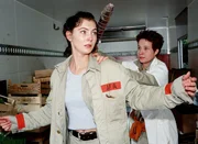 Jule (Anke R&auml;hm, vorne), die Zeugin von Connys (Kristin Lenhardt) Fluchtversuch geworden ist, wird von Conny niedergeschlagen.