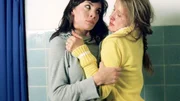 Als Nick (Solveig August, re.) dahinter kommt, dass Ginger (Nadine Warmuth) der wahre Maulwurf ist, greift sie Ginger - au&szlig;er sich vor Wut - an.