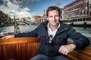 Presenter Michael Scott unterwegs auf dem Canale Grande mit der ber&uuml;hmten Rialto-Br&uuml;cke im Hintergrund.