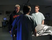 Bei den Ermittlungen in einem neuen Fall: Gibbs (Mark Harmon, l.), Jimmy (Brian Dietzen, r.) und Ducky (David McCallum, M.) ...