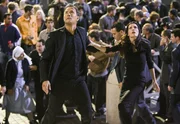 Sie sind die einzige Hoffnung f&uuml;r das &Uuml;berleben der katholischen Kirche: W&auml;hrend auf dem Petersplatz die Massen auf die Verk&uuml;ndigung eines neuen Papstes warten, m&uuml;ssen Robert Langdon (Tom Hanks, l.) und Vittoria Vetra (Ayelet Zurer, r.) einen gef&auml;hrlichen Attent&auml;ter stoppen, der die Kirche vernichten will ...