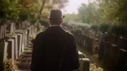 Mann auf Friedhof. Mann auf Friedhof.