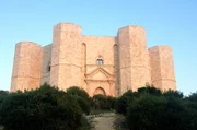 Die Residenz des Stauferkaisers Friedrich II. Castel del Monte in Apulien im S&uuml;dosten Italiens beeindruckt mit ihrer markanten achteckigen Architektur.
