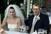 7. Pia (Miranda Toma) glaubt, in Edgar (Martin Glade), ihren Traummann gefunden zu haben. Gegen des Trennungsfieber ihrer Eltern scheint Sie immun.