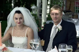 7. Pia (Miranda Toma) glaubt, in Edgar (Martin Glade), ihren Traummann gefunden zu haben. Gegen des Trennungsfieber ihrer Eltern scheint Sie immun.
