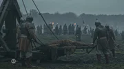 Soldaten stehen um eine Holzkonstruktion mit einem stoffbedeckten K&ouml;rper.