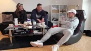 Jonas (re.) hat Besuch von seinem Vater und Bea