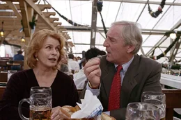 Auf dem Oktoberfest h&auml;lt Fritz (G&uuml;nther Maria Halmer) vor seiner Frau Carla (Senta Berger) einen zynischen Vortrag &uuml;ber die Vorz&uuml;ge der Ehe.