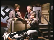 Als die Neonazis Jan Baldt (Paul Koslo, l.) und Cal (Robert O'Reilly, M.) Jans Sohn Rolf ihre neuen Waffen vorf&uuml;hren, ahnen sie noch nicht, was sie damit angerichtet haben.