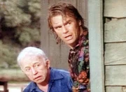 Pinky Burnette (Henry Gibson, l.) und MacGyver (Richard Dean Anderson, r.) haben auf dem alten Studiogel&auml;nde Karl und Neil entdeckt.