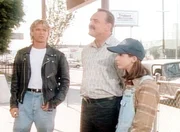 Dent (Dick Butkus, M.) ist gl&uuml;cklich: Er hat seine Tochter Ronnie (Sarah Koskoff, r.) wieder und einen lukrativen Vertrag als Profiringer. MacGyver (Richard Dean Anderson, l.) freut sich mit.