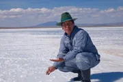 Amado Bautista gewinnt Speisesalz im Salar de Uyuni-der größten Salzpfanne der Erde. Amado Bautista gewinnt Speisesalz im Salar de Uyuni-der größten Salzpfanne der Erde.
