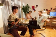 Otis (Rick Okon, l.) ist genervt: den Abend mit Bill (Jane Chirwa, M.) hatte er sich nicht mit Bj&ouml;rn (Anton Spieker, r.) vorgestellt.