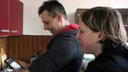 Carsten und Antje haben einen &Uuml;berraschung f&uuml;r Regina..