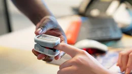 Risiko Pulsoximeter: das Sauerstoff-Messger&auml;t funktioniert bei Schwarzen Patienten nicht zuverl&auml;ssig.