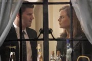 Booth (David Boreanaz, l.); Dr. Brennan (Emily Deschanel, r.)