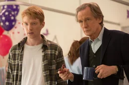 Ihre Gabe, in der Zeit zur&uuml;ckreisen zu k&ouml;nnen, hilft Tim (Domhnall Gleeson, l.) und seinem Vater (Bill Nighy, r.), aus so manch einer peinlichen Situation eine bessere zu machen ...