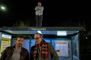 Sebastian Bootz (Felix Klare, l.) und Daniel Vogt (J&uuml;rgen Hartmann, vorne, r.) fragen sich, wohin ihr Betreuungsfall jetzt schon wieder verschwunden ist. Alles eine Frage der Blickrichtung, denn Thorsten Lannert (Richy M&uuml;ller) hat den Vogel in sich entdeckt.