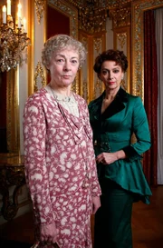 Miss Marple (Geraldine McEwan, l) und Lady Selina Hazy (Francesca Annis, r)