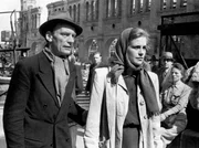 Hildegard Knef mit Regisseur Wolfgang Staudte w&auml;hrend einer Drehpause. Die Knef spielte in diesem Film die Rolle von Susanne Wallner, eine junge Frau, die aus dem Konzentrationslager kommt und Berlin in Ruinen vorfindet.