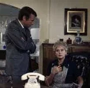 Die Haush&auml;lterin Wienand (Luise Ullrich, r.) ist fassungslos. Sie kann sich nicht erkl&auml;ren, warum man Dr. Meinhardt in der Nacht aus dem Fenster seines Schlafzimmers gest&uuml;rzt hat. Grabert (G&uuml;nther Schramm) versucht, ein Motiv f&uuml;r diesen Mord zu finden.