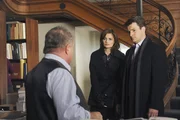 In einem Zeitungsverlag begeben sich Richard Castle (Nathan Fillion, r.) und Kate Beckett (Stana Katic, M.) auf Spurensuche. Von Dale Fickas (Jack McGee) erhalten sie eine interessante Auskunft ...