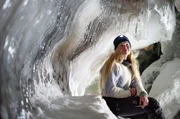 Elina M&auml;kel&auml; in einer Eish&ouml;hle in Spitzbergen, Norwegen