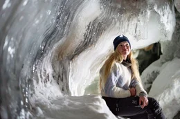 Elina M&auml;kel&auml; in einer Eish&ouml;hle in Spitzbergen, Norwegen