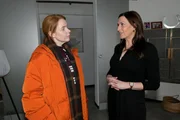 Katrin (Ulrike Frank, r.) gibt bei Toni (Olivia Marei) vor, nichts Konkretes &uuml;ber den Vorfall zu wissen.
