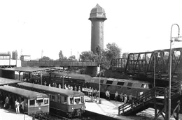 Ein Klassiker auf Schienen: Vor 100 Jahren, am 08. August 1924, fuhr die erste elektrifizierte S-Bahn durch Berlin. Seitdem sind die rot-gelben Wagen nicht mehr wegzudenken. Der Film erz&auml;hlt von den H&ouml;he- und Tiefpunkten aus der bewegten S-Bahngeschichte, blickt hinter die Kulissen des Fahrbetriebs zwischen Werkstatt und Leitzentrale und erz&auml;hlt von den Menschen, die den Betrieb am Laufen halten. - Berliner S-Bahnhof am Ostkreuz, 1964.