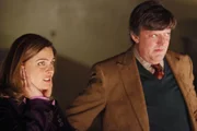 Dr. Brennan (Emily Deschanel, l.); Dr. Gordon Wyatt (Stephen Fry, r.)