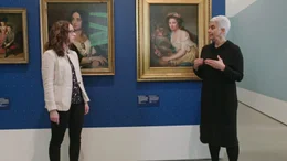 Die studentische Mitarbeiterin Johanna Mirea im Gespr&auml;ch mit der Direktorin des J&uuml;dischen Museums Berlin Hetty Berg.