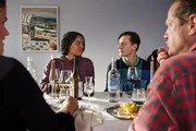 Sandra (Katharina Wackernagel, l.) und Christian (Aurel Manthei, r.) verbringen einen sch&ouml;nen Abend mit Otis (Rick Okon, 2.v.r.) und Bill (Jane Chirwa, 2.v.l.), denen sie zuf&auml;llig auf dem Weg in ihr romantisches Wochenende begegnet sind.