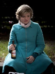 Sophie (Anica R&ouml;hlinger) l&auml;sst sich zu einem Bier &uuml;berreden und vertr&auml;gt es eher nicht.