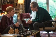 Nachdem sein Dad (Bill Nighy, r.) Tim (Domhnall Gleeson, l.) in ein altes Familiengeheimnis eingeweiht hat, beginnt f&uuml;r den jungen Mann ein ganz neues Leben - doch er muss feststellen, dass sich eben nicht alle Dinge mit einer Reise in die Vergangenheit l&ouml;sen lassen ...