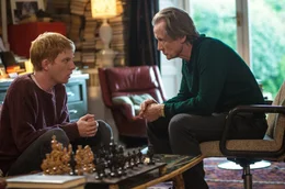 Nachdem sein Dad (Bill Nighy, r.) Tim (Domhnall Gleeson, l.) in ein altes Familiengeheimnis eingeweiht hat, beginnt f&uuml;r den jungen Mann ein ganz neues Leben - doch er muss feststellen, dass sich eben nicht alle Dinge mit einer Reise in die Vergangenheit l&ouml;sen lassen ...