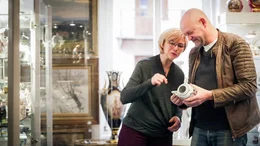 Anke Wendl mit einem Kunden f&uuml;r eine Porzellankanne.