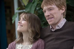 Mary (Rachel McAdams) wei&szlig; nicht, dass ihr Mann Tim (Domhnall Gleeson) Zeitreisen machen kann.