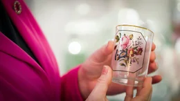 Glas mit Blumen f&uuml;r 30.000 Euro