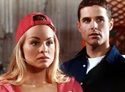 Wendy Windsor (Jessica Collins, l.) und ihr Verlobter Rick (Jason Clarke, r.) h&ouml;ren fassungslos, dass Wendys Mutter mit einer Heirat nicht einverstanden ist.